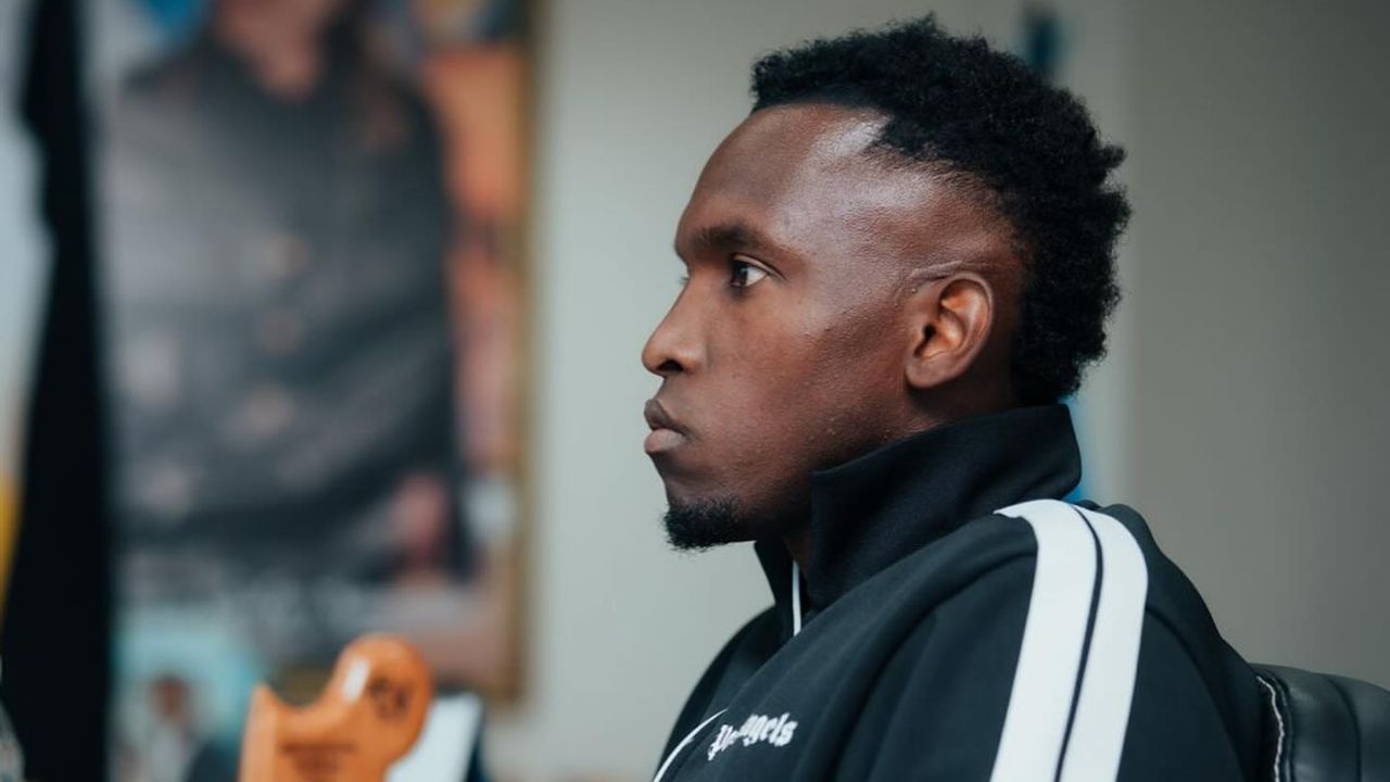 Alberth Elis firma con nuevo equipo para fortalecer su fundación