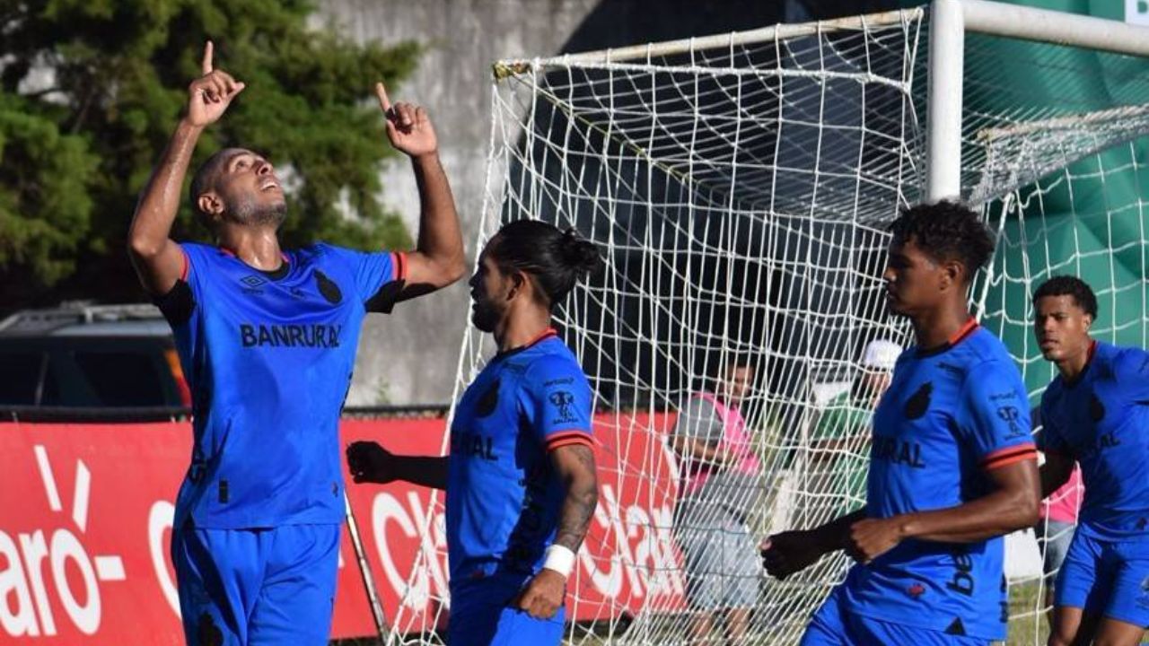 Eddie Hernández rescata empate para Municipal en debut en liga de Guatemala