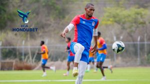 Jerry Bengtson conoce el equipo donde jugará el torneo Apertura 2025-26