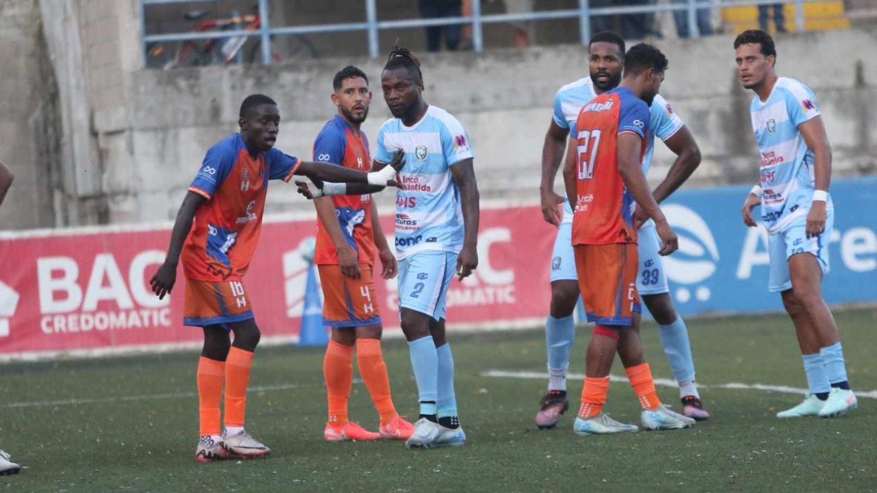 Lobos UPNFM vence por la mínim a Génesis en duelo marcado por polémica arbitral