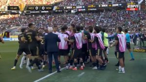 Así fue la pelea entre jugadores de Honduras y México en semifinal de Copa Oro