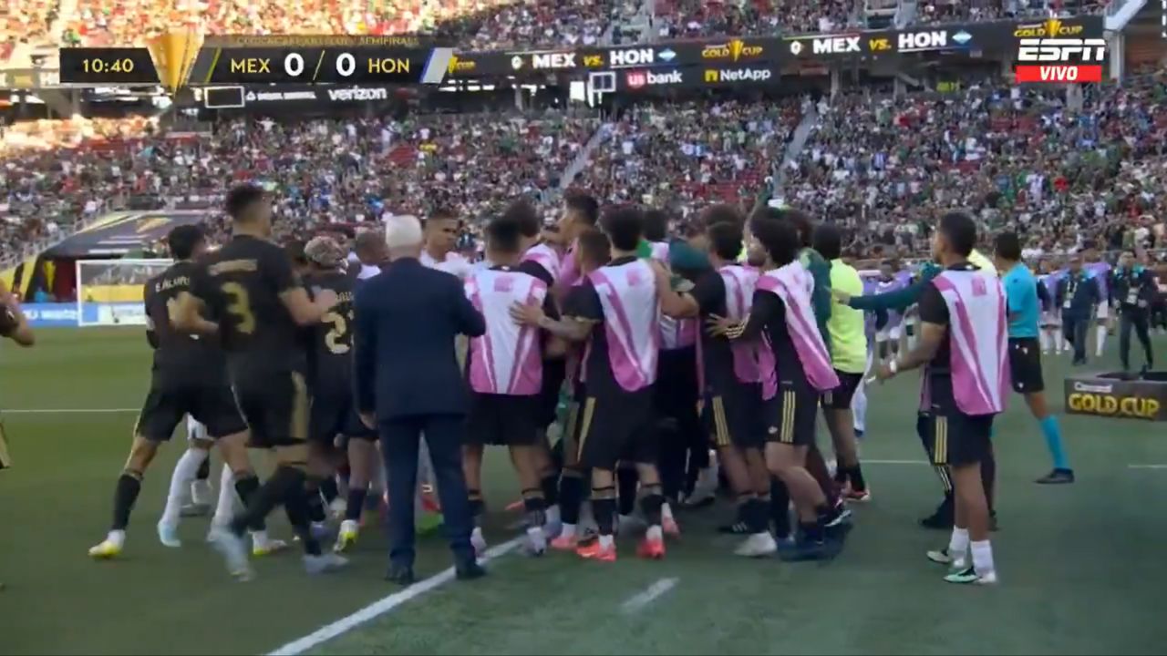 Así fue la pelea entre jugadores de Honduras y México en semifinal de Copa Oro