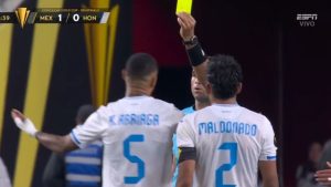 Narrador de ESPN expone a árbitro tico por ser más riguroso con Honduras