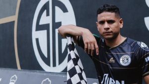 Carlos Pineda fue presentado como nuevo futbolista del Sporting San José