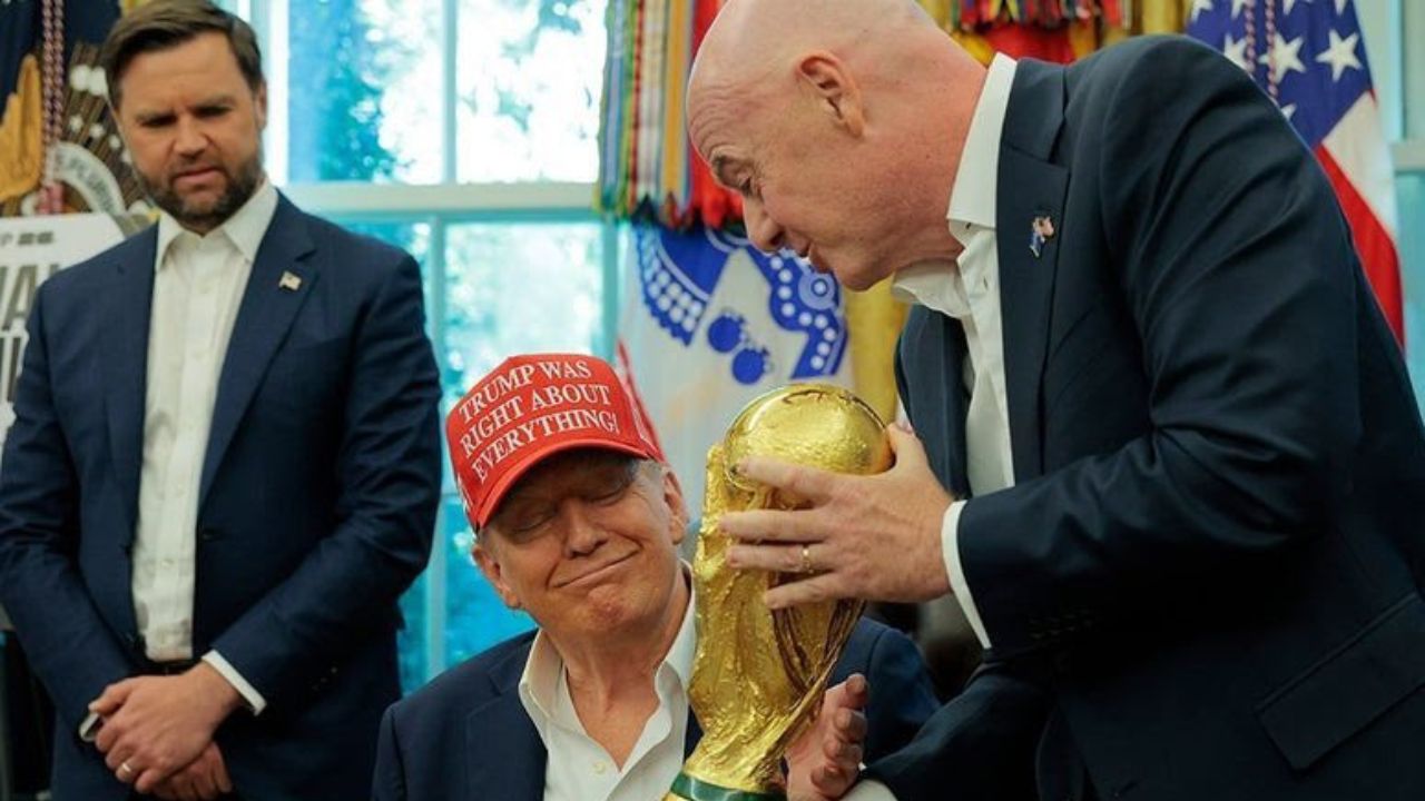 Donald Trump recibe la Copa del Mundo y anuncia fecha del sorteo de United 2026