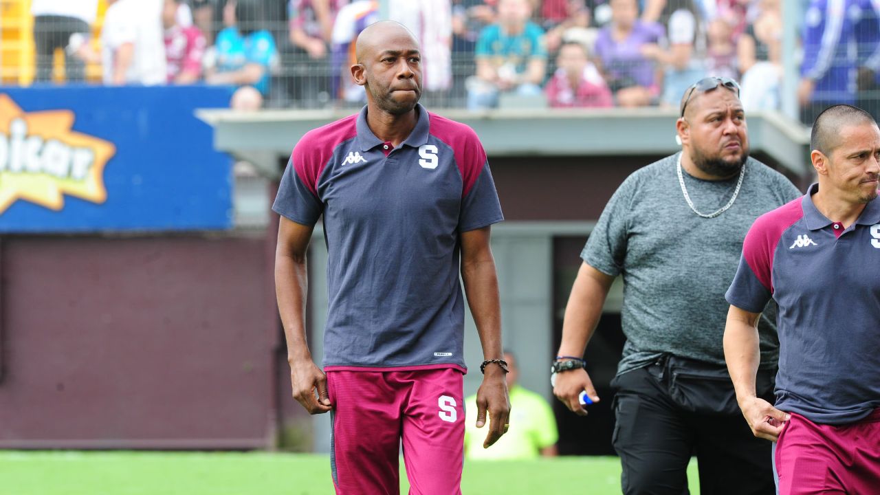 Paulo Wanchope dejaría de ser técnico de Saprissa previo a duelo ante Motagua