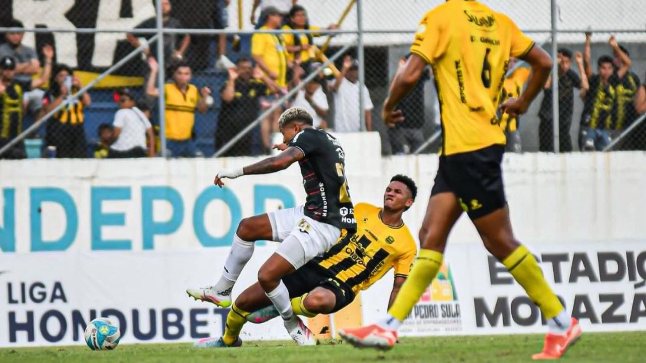 Iván Anderson estalla contra el arbitraje del clásico tras recibir dura entrada