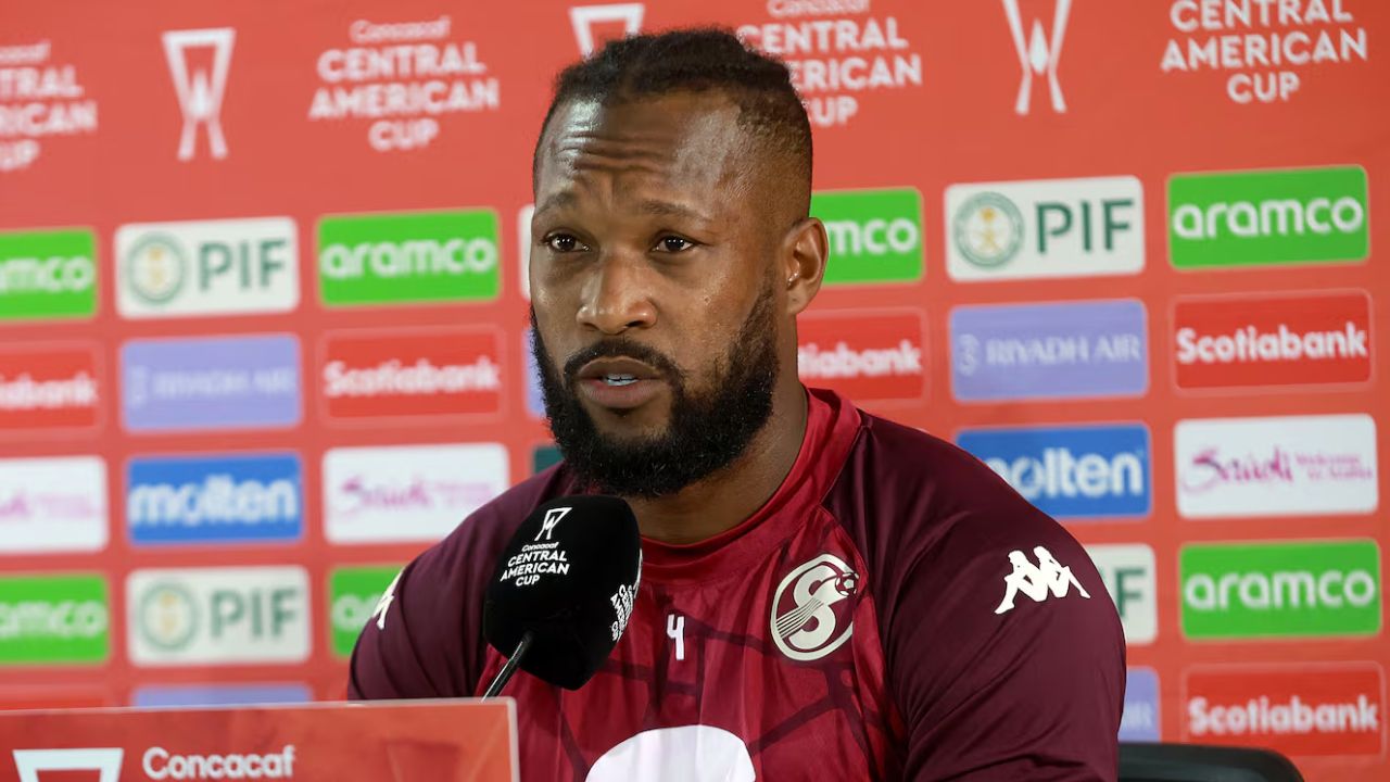 La furia de Kendall Watson en la conferencia previo al partido ante Motagua