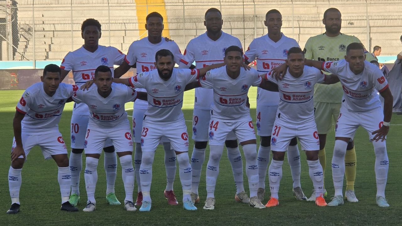 Futbolista de Olimpia se adelanta al club y anuncia salida de Julián Martínez