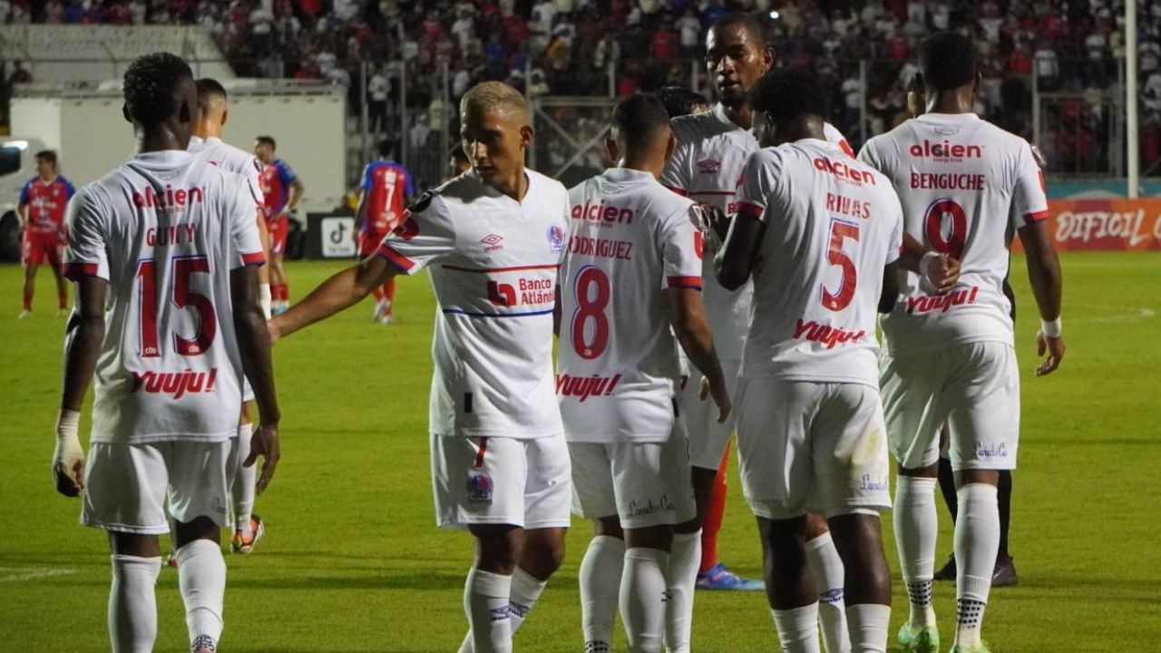 Olimpia gana, gusta y golea ante Xelajú y sella su pase en la Copa Centroamericana