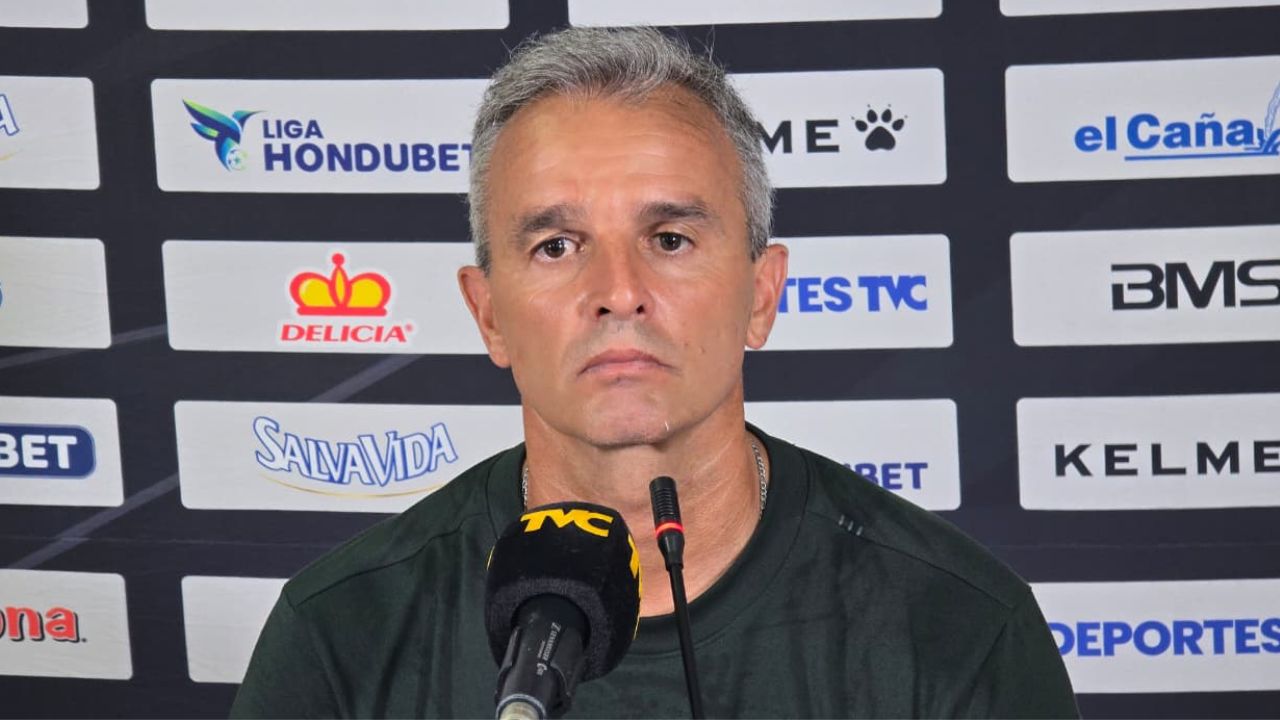 Pablo Lavallén explota contra el arbitraje y lo culpa de la derrota en el clásico