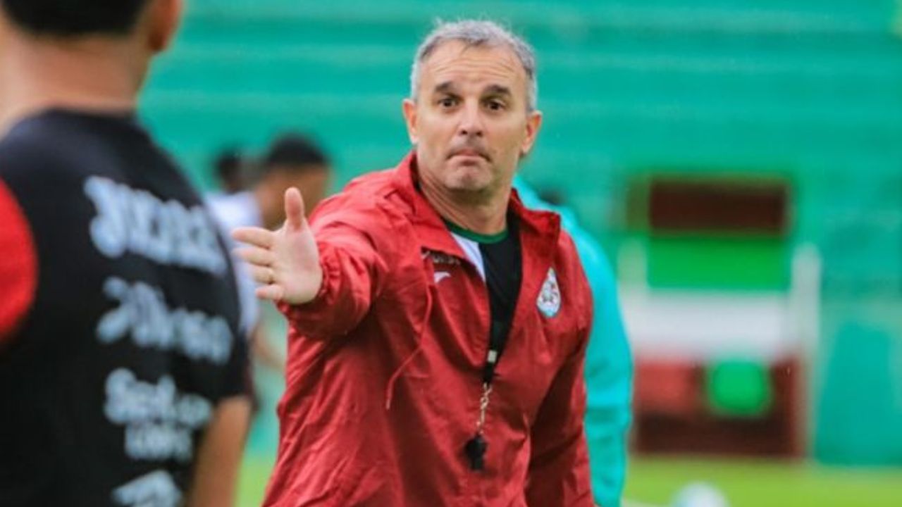 Pablo Lavallén provoca fuerte sanción de FIFA para equipo sudamericano