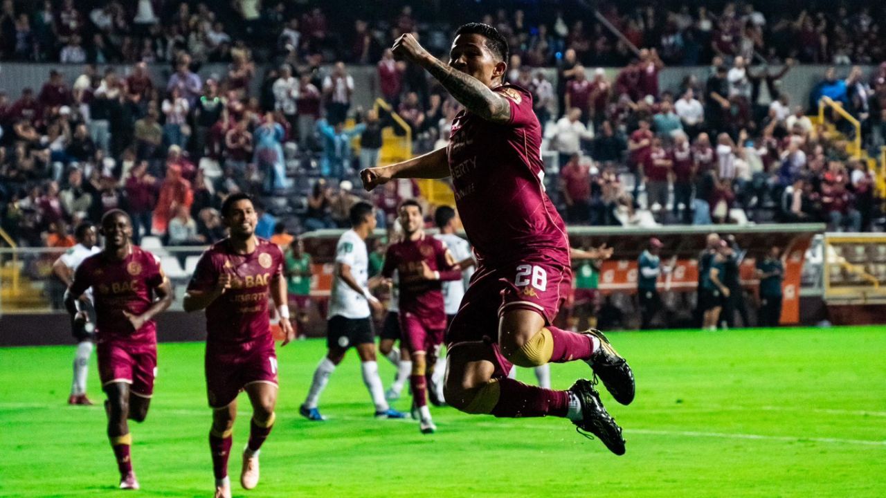 Saprissa golea a Sporting de Carlos Pineda y avisa al FC Motagua