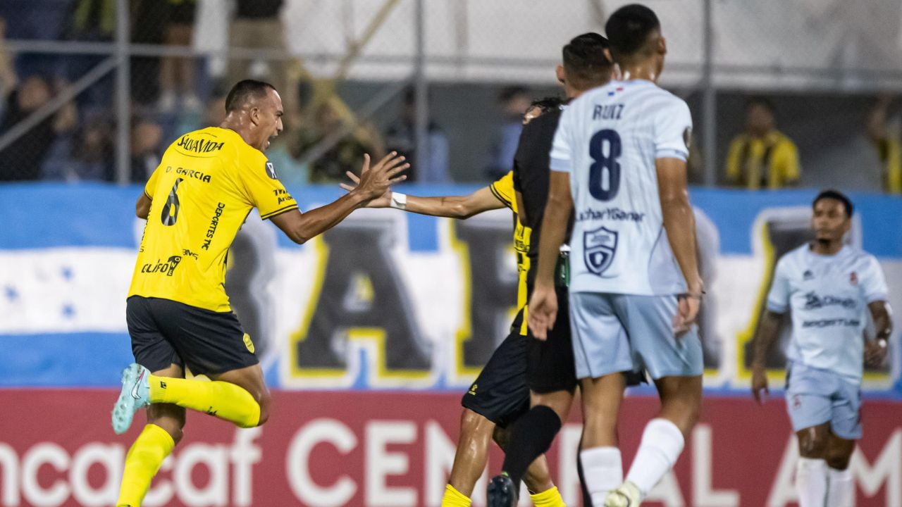 Real España aplastó al San Miguelito y sigue con vida en la Copa Centroamericana
