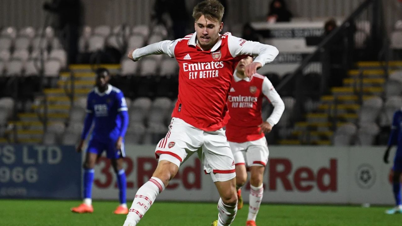 Exjugador del Arsenal muere tras golpearse la cabeza en pleno partido