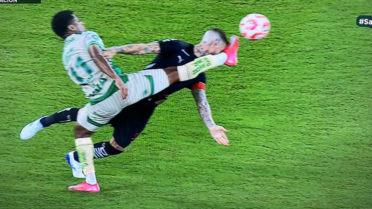Choco Lozano es expulsado tras brusca falta sobre Sergio Ramos