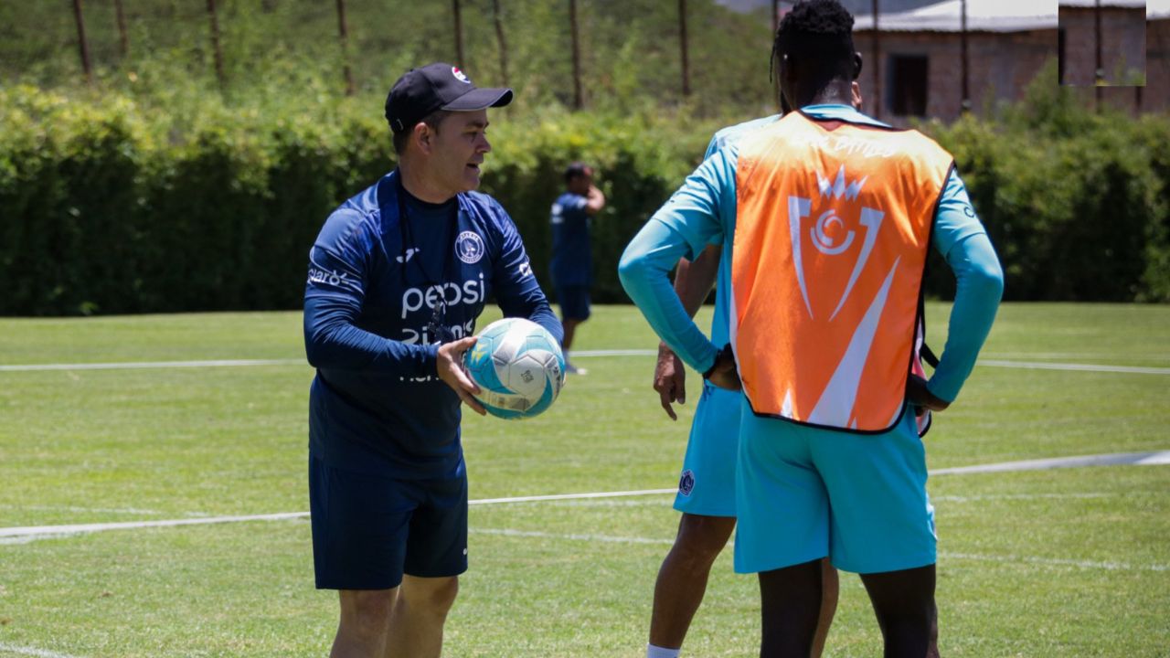 Javier López quedó enojado con Ricky Zapata por comprometedora expulsión