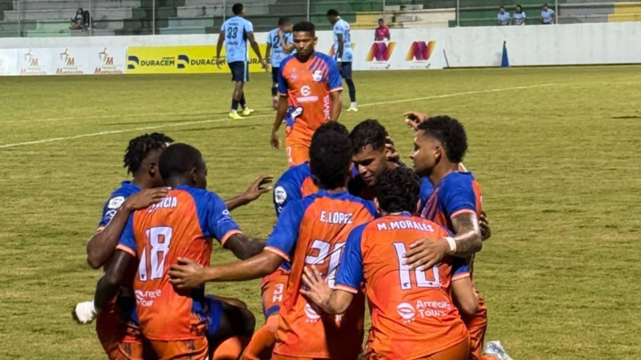 Lobos UPNFM muestra los colmillos y le remonta a Génesis FC