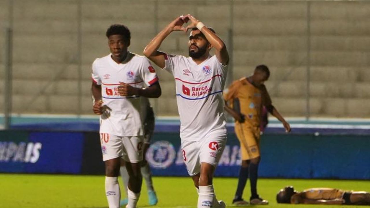 Olimpia doblega a CD Choloma para adueñarse del liderato del torneo