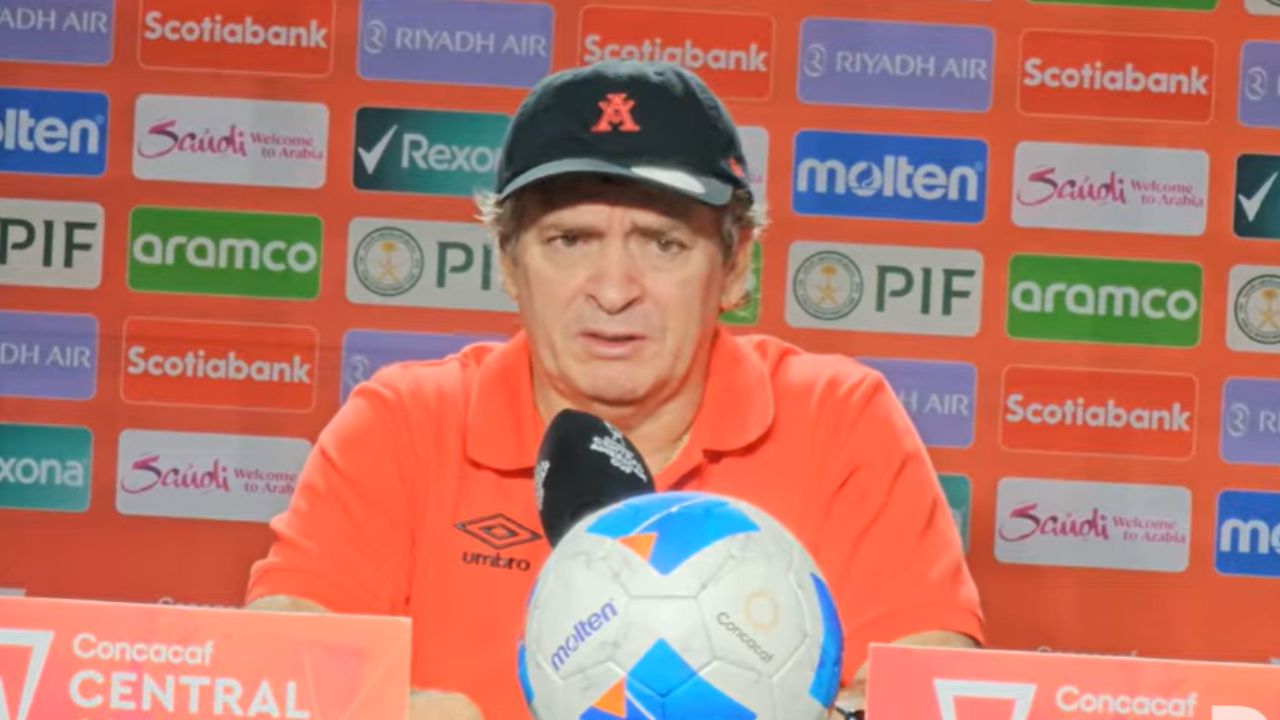 Entrenador de Alajuelense expone su molestia tras expulsión temprana y lanza aviso a Motagua