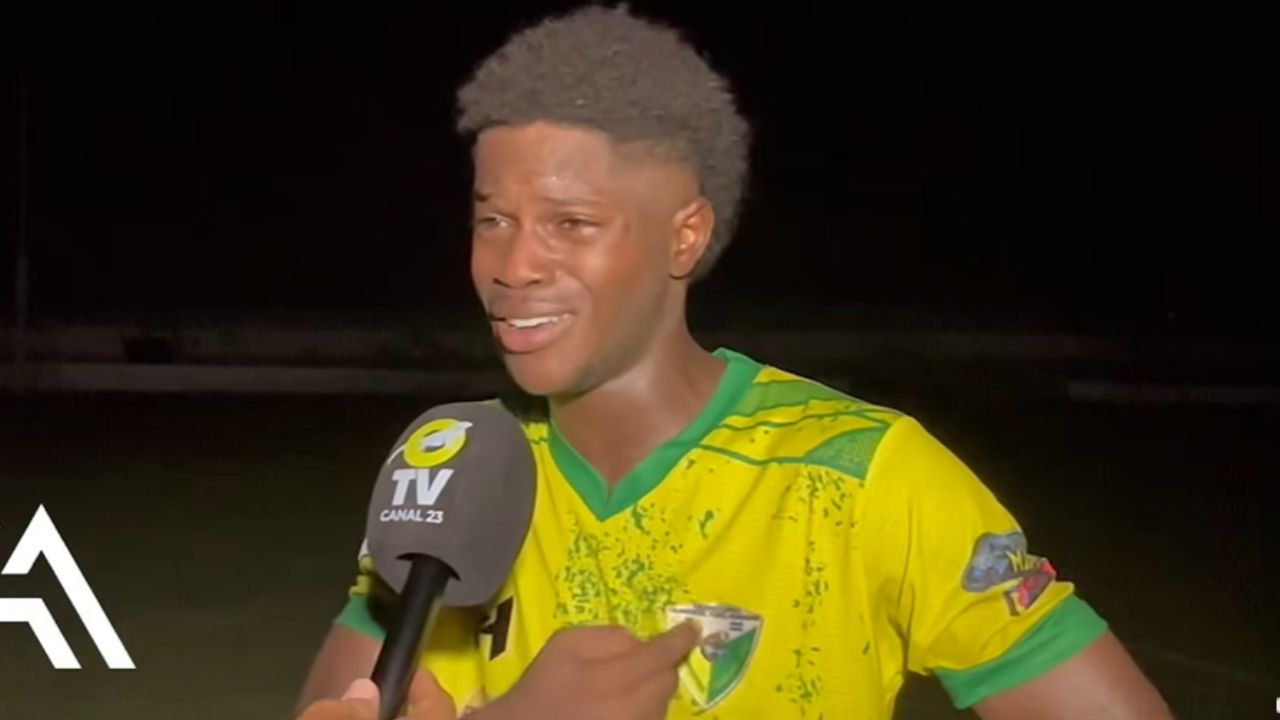 Jugador llora desconsolado tras dura derrota de su equipo en el Ascenso