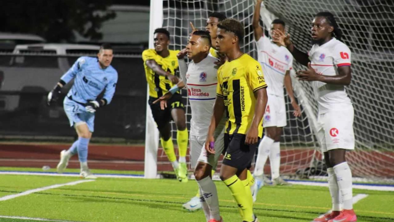 Real España se queda con el triunfo ante Olimpia en partido amistoso