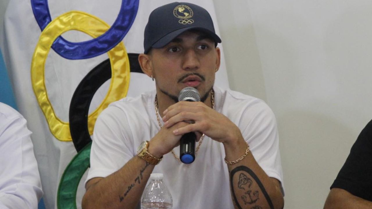 Olimpia presume a Teófimo López con su camiseta durante su visita en Honduras