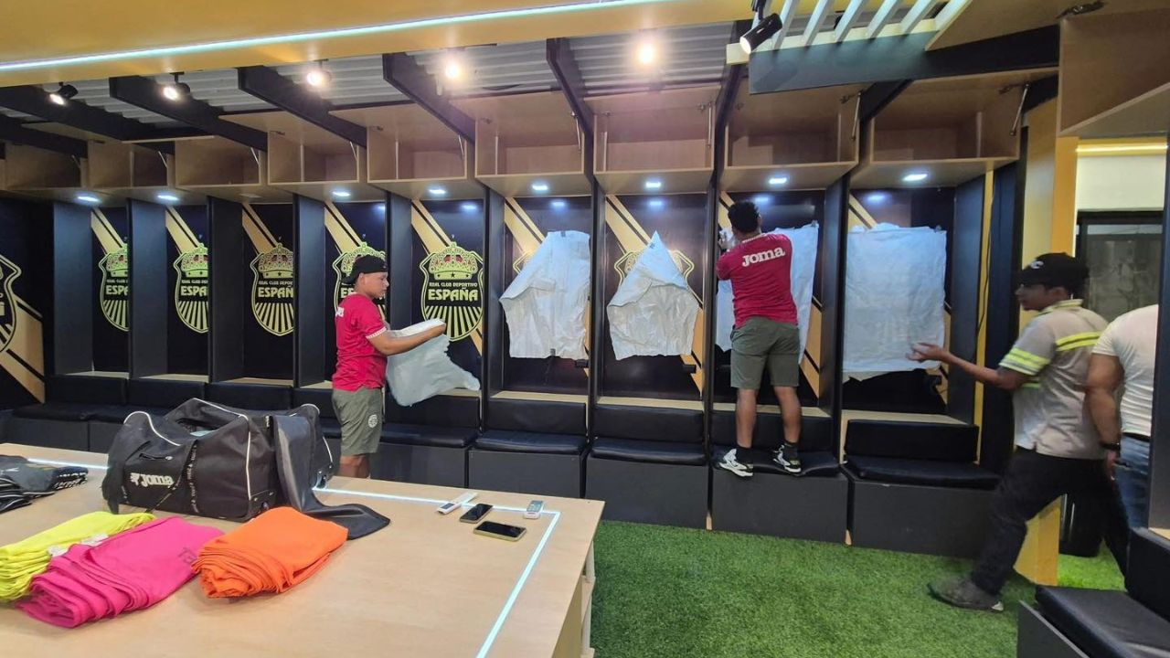Marathón utilizó el camerino del Real España y buscó esconder los escudos