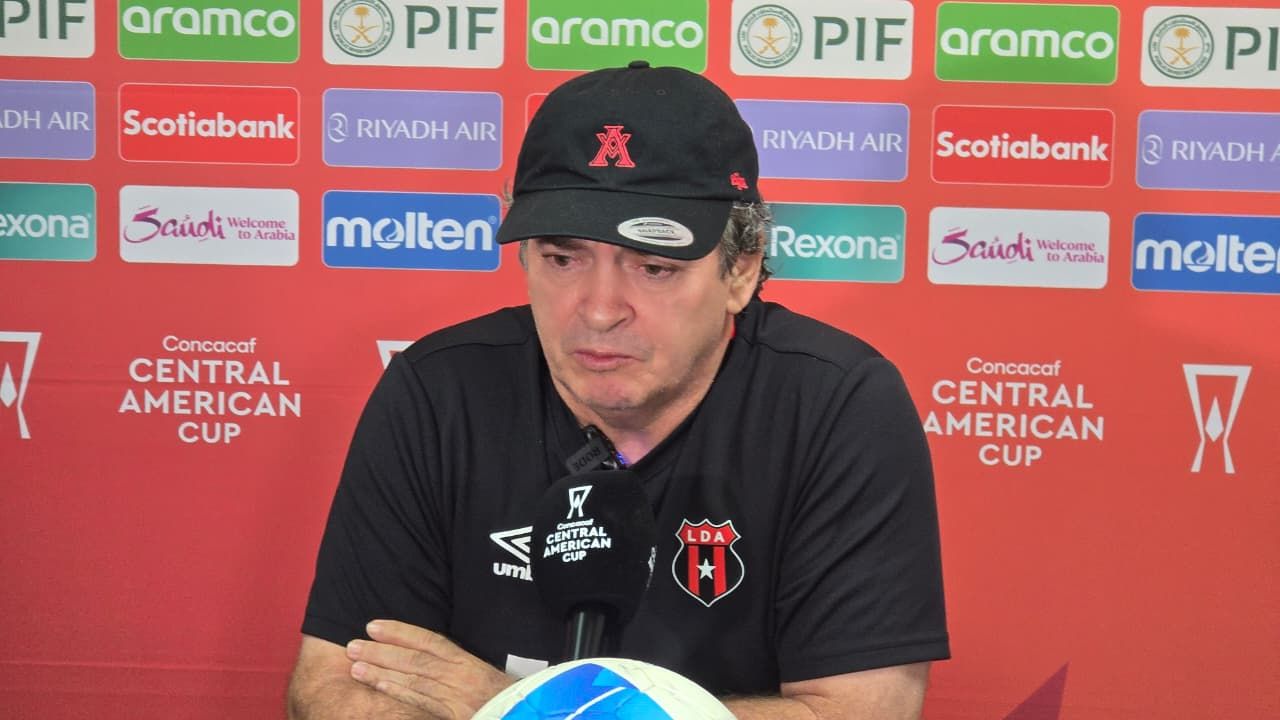Técnico de Alajuelense rompe el silencio sobre escándalo de jugadores