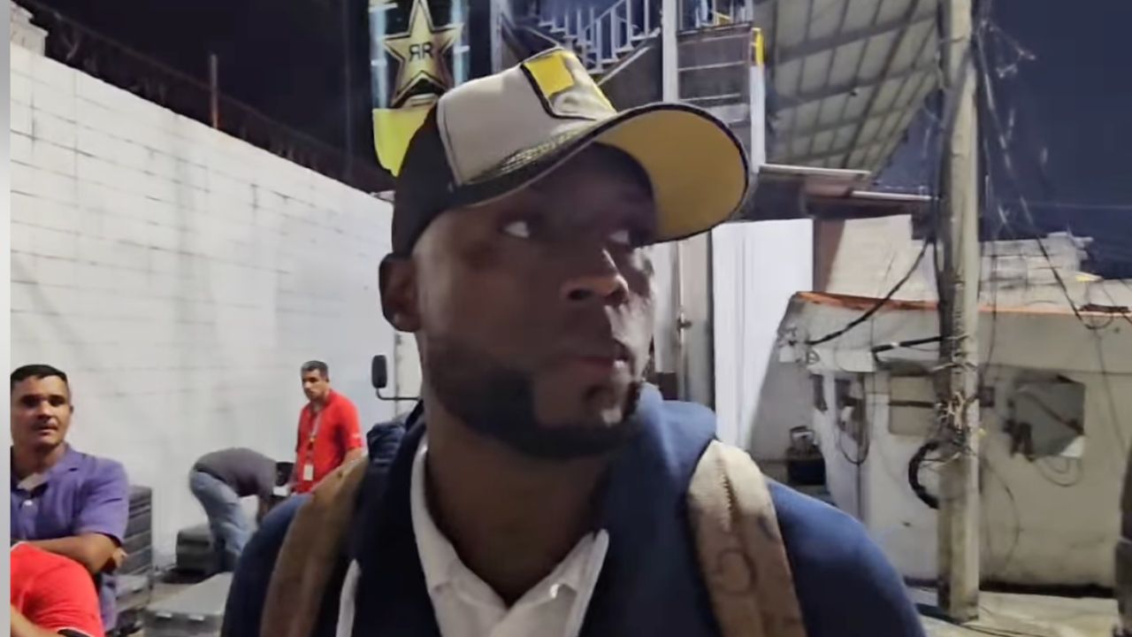 Yustin Arboleda expone el defecto que observó en la cancha del Estadio Morazán
