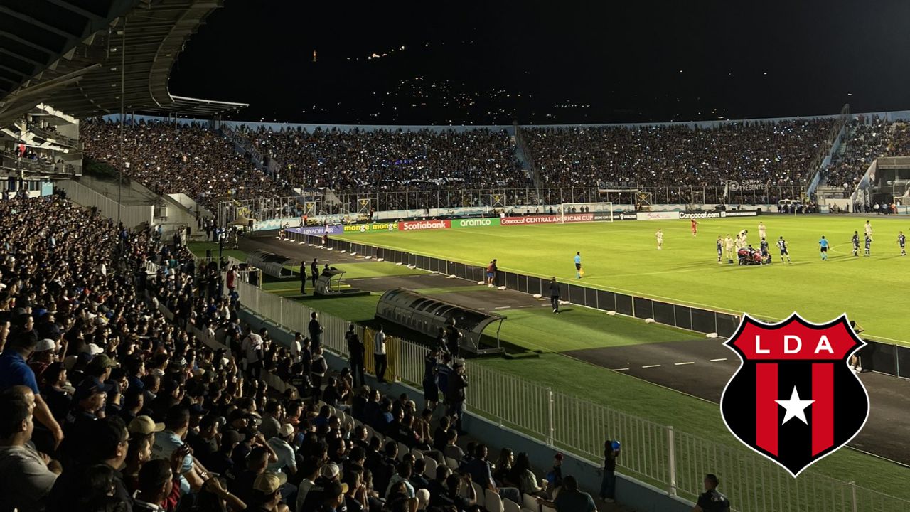 Jugadores del Alajuelense agradecen a la afición del Motagua