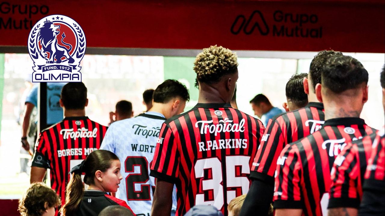 Alajuelense sorprende con obsequio a leyenda del Olimpia
