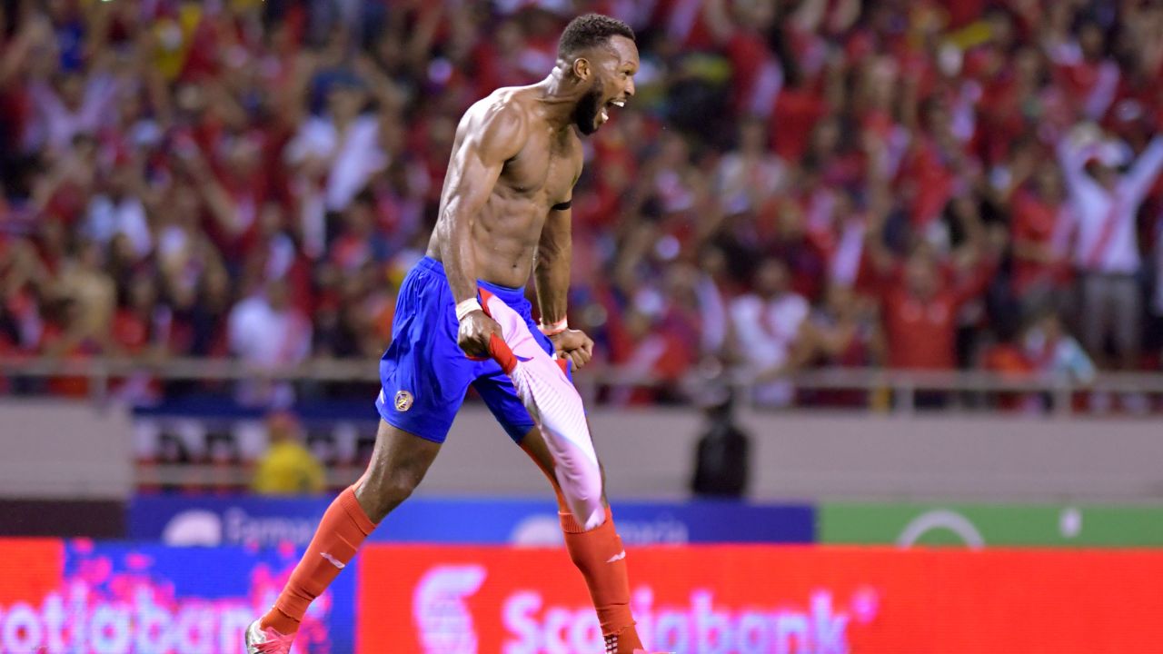 Kendall Waston amenaza a Honduras previo al partido en el estadio Morazán