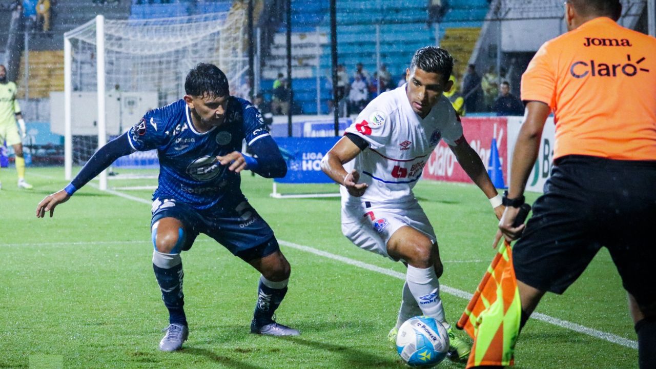 Olimpia rescata un empate contra Motagua en un lluvioso clásico capitalino