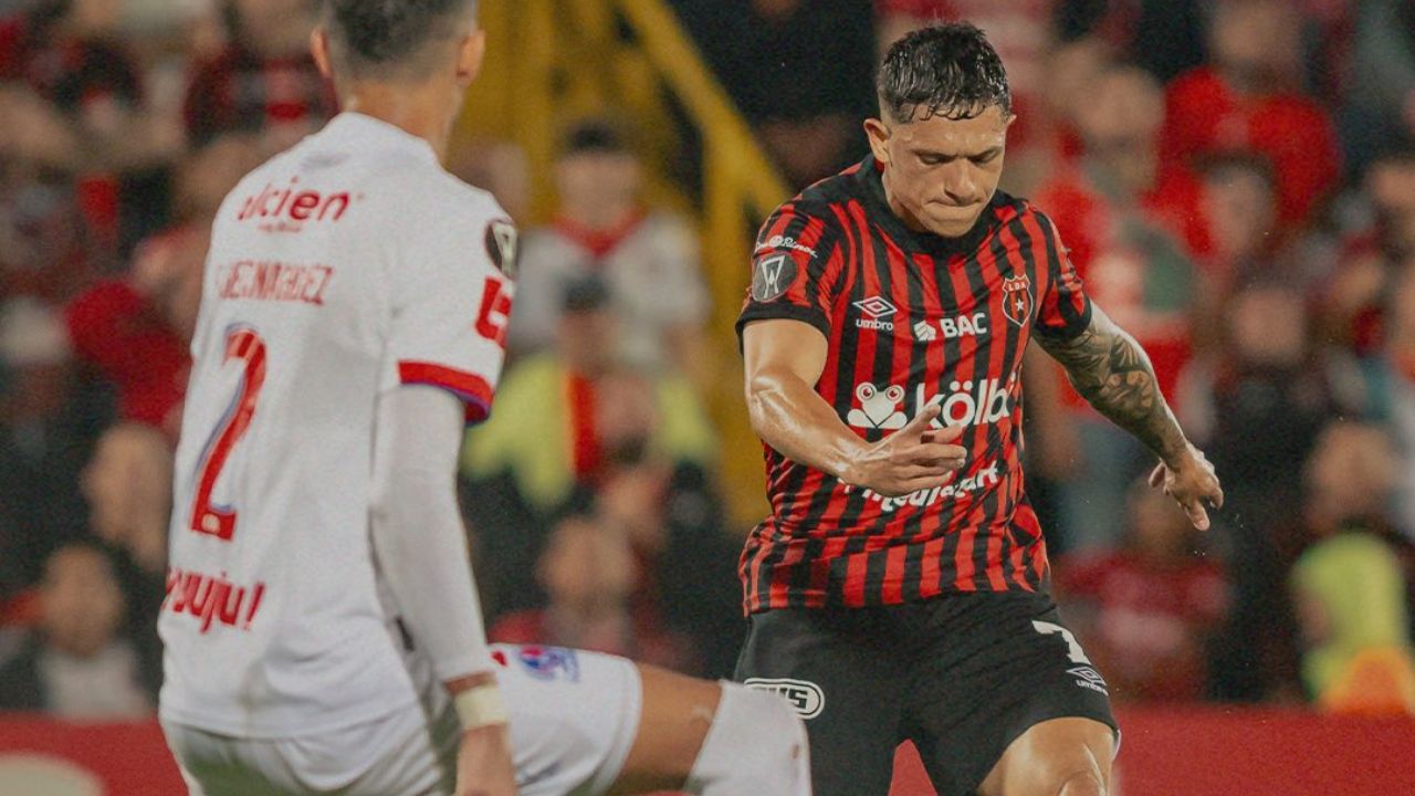 Alajuelense blinda a jugador luego de marcarle golazo a Olimpia