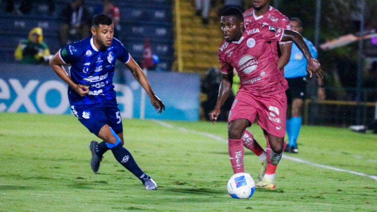 Cartaginés saca la ventaja mínima ante Motagua en el ocaso del partido
