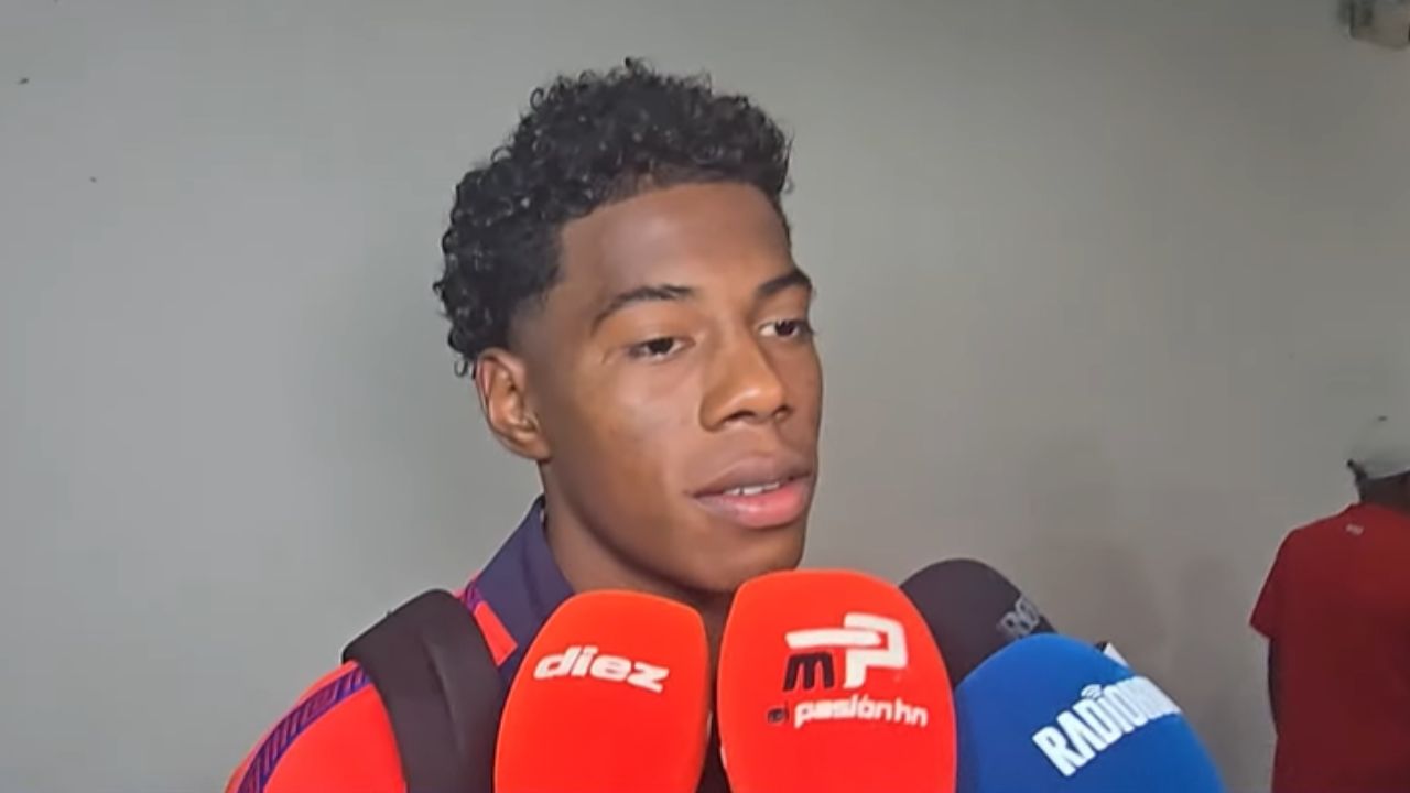 Dereck Moncada levanta la mano para reemplazar a Yustin Arboleda ante Alajuelense