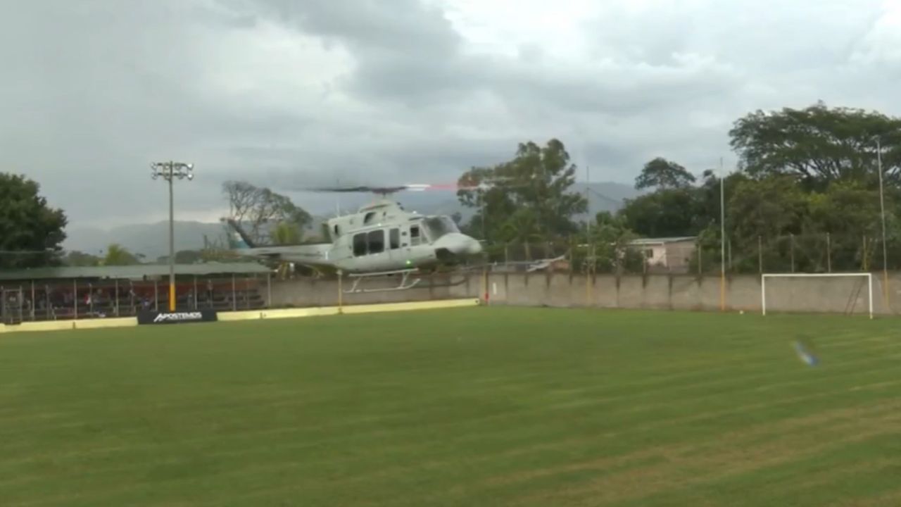 Helicóptero aterriza en pleno partido para rescatar cadáver de un joven hondureño