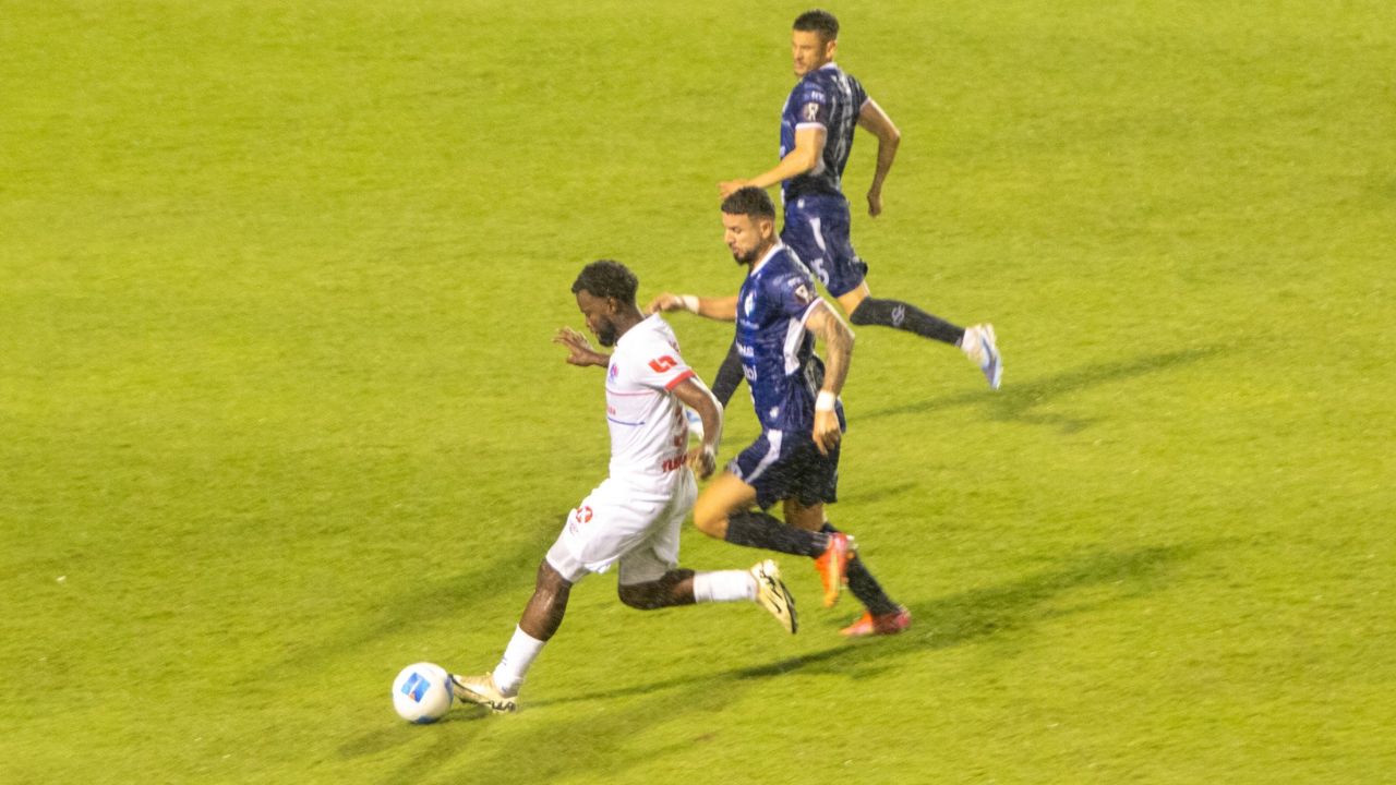 La jugada de Elison Rivas que enloqueció a la afición de Olimpia ante Cartaginés