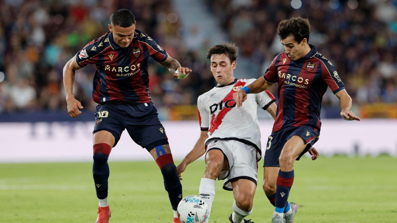 Levante sufre dolorosa derrota contra Rayo Vallecano ¿Qué pasó con Kervin Arriaga?