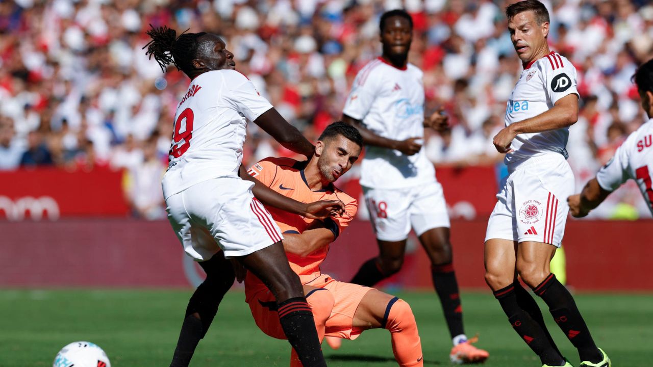 Sevilla destroza a un Barcelona errático que pierde el liderato de LaLiga