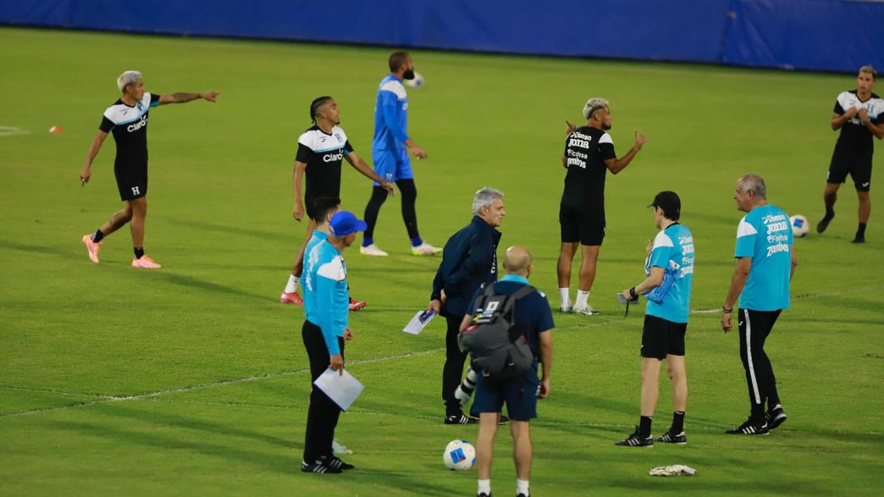 Honduras elige a los centrales para jugar contra Costa Rica