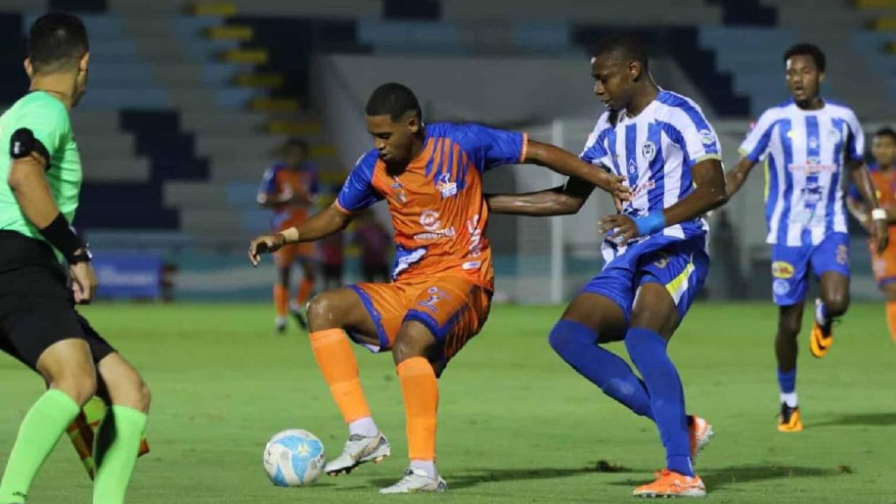 Lobos UPNFM vence con lo justo a Victoria en partido qué finalizó tras 210 minutos