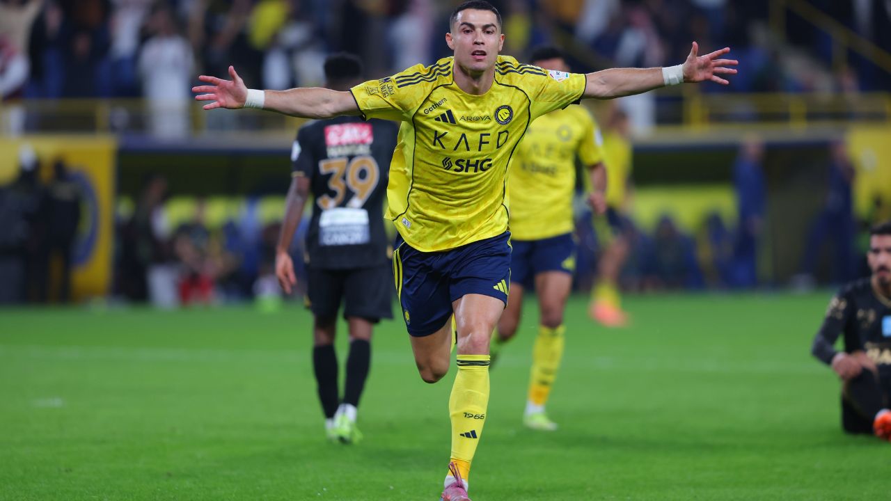 Cristiano Ronaldo anota gol de chilena y aumenta a 954 su récord