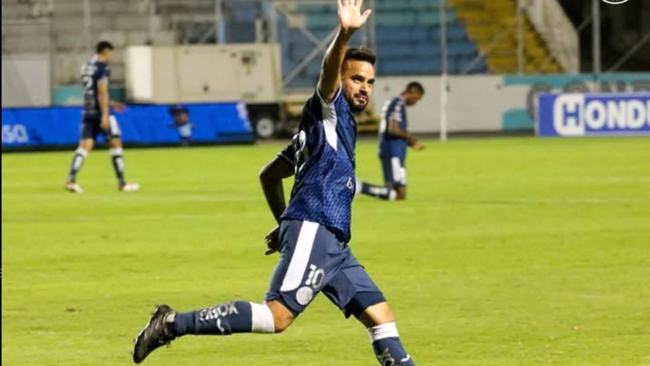 Droopy Gómez es presentado como fichaje en San Pedro Sula