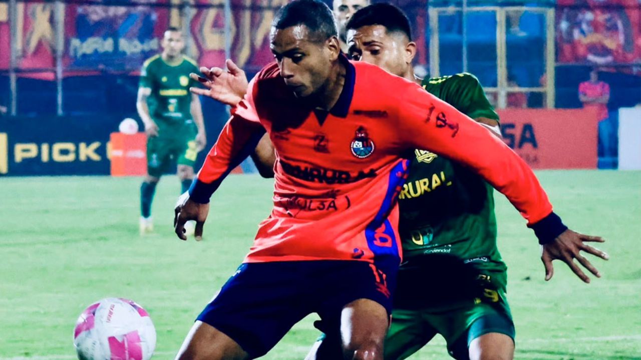 Eddie Hernández víctima de abucheos por la afición del Municipal de Guatemala