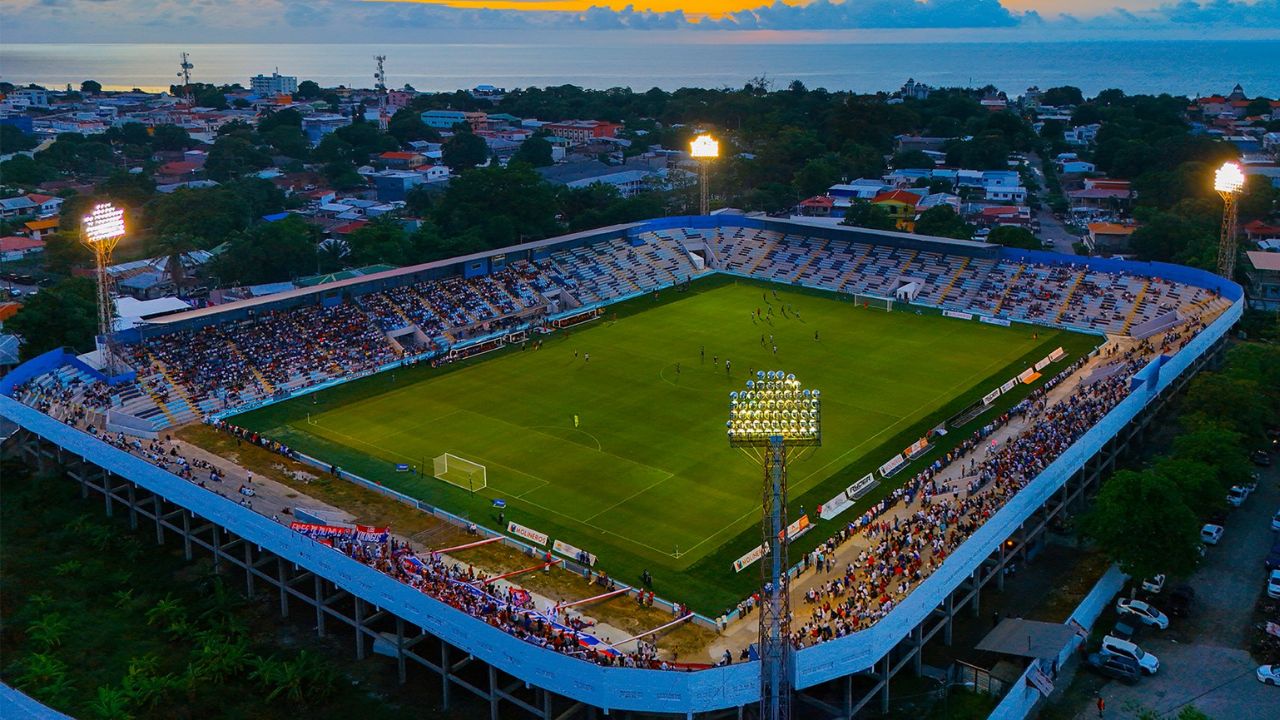 Denuncian al Estadio Ceibeño por el mal estado de su grama híbrida
