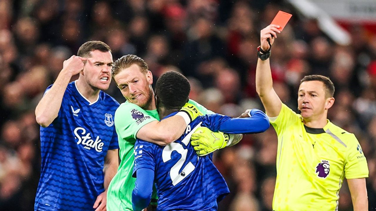 Futbolista de la Premier League es expulsado tras agredir a un compañero