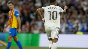 Real Madrid golea al Valencia y sigue mandando en LaLiga de España