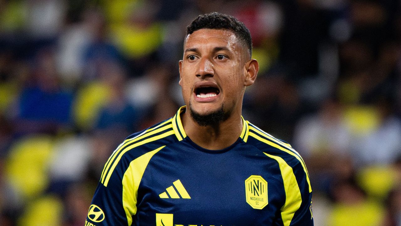 Nashville hace oficial la renovación de Bryan Acosta